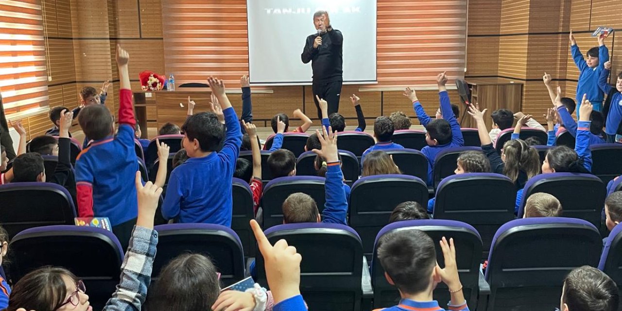 Eski milli futbolcu Tanju Çolak öğrencilerle buluştu