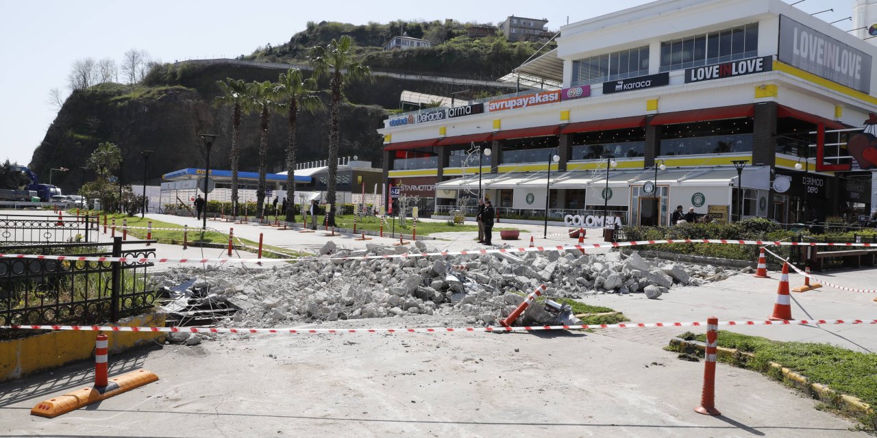 Alışveriş merkezi araç girişine kapatıldı