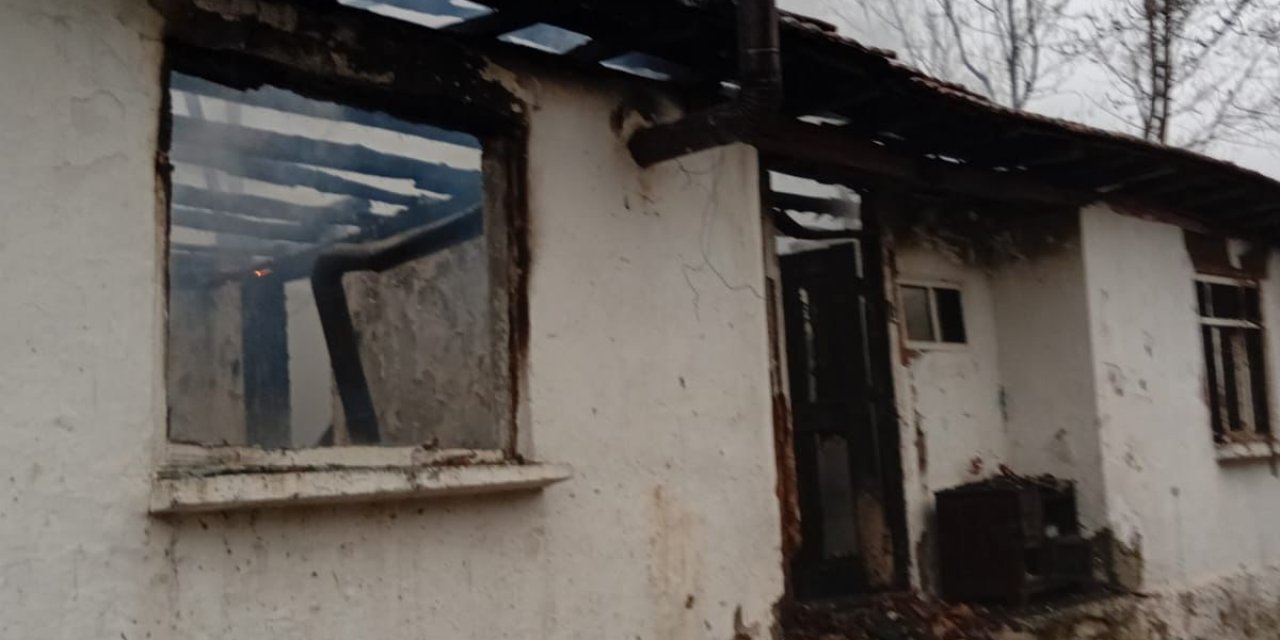 Yangın çıkan ev kullanılamaz hale geldi