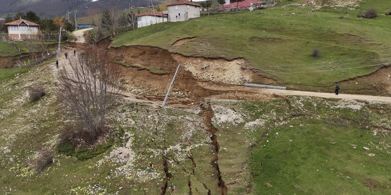 Samsun'da yayla yolunda toprak kayması meydana geldi
