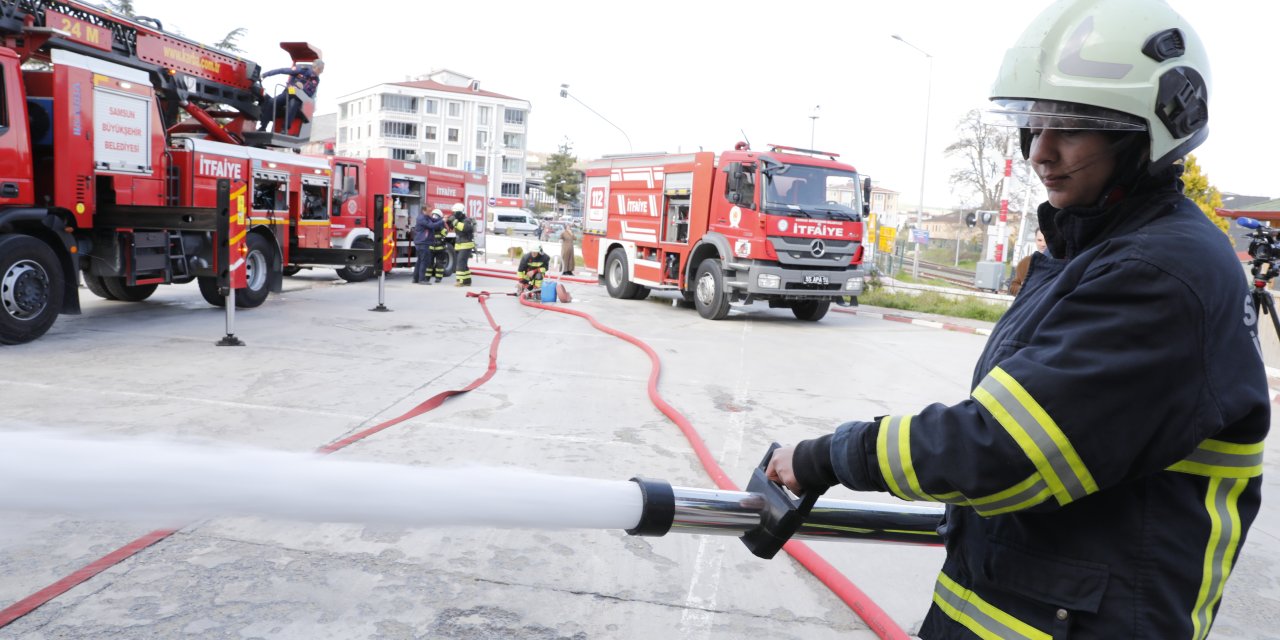 Kadın itfaiyeci adayları alevlerle mücadeleye hazırlanıyor