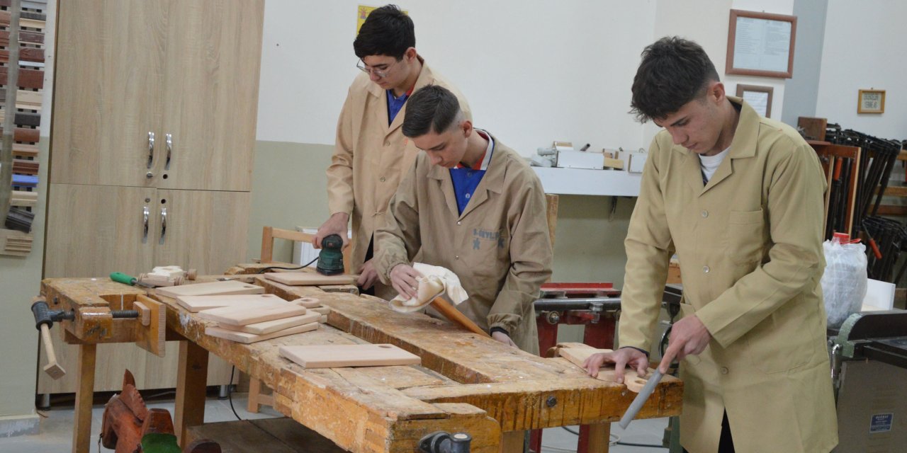 Eski sıra ve masaları yeni ürünlere dönüştürüyorlar