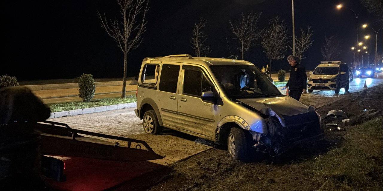 Devrilen hafif ticari araçtaki 4 kişi yaralandı