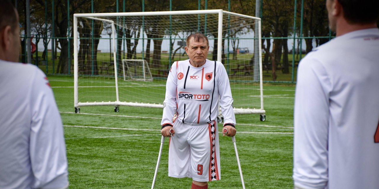 49 yıldır engelli bireylere örnek oluyor