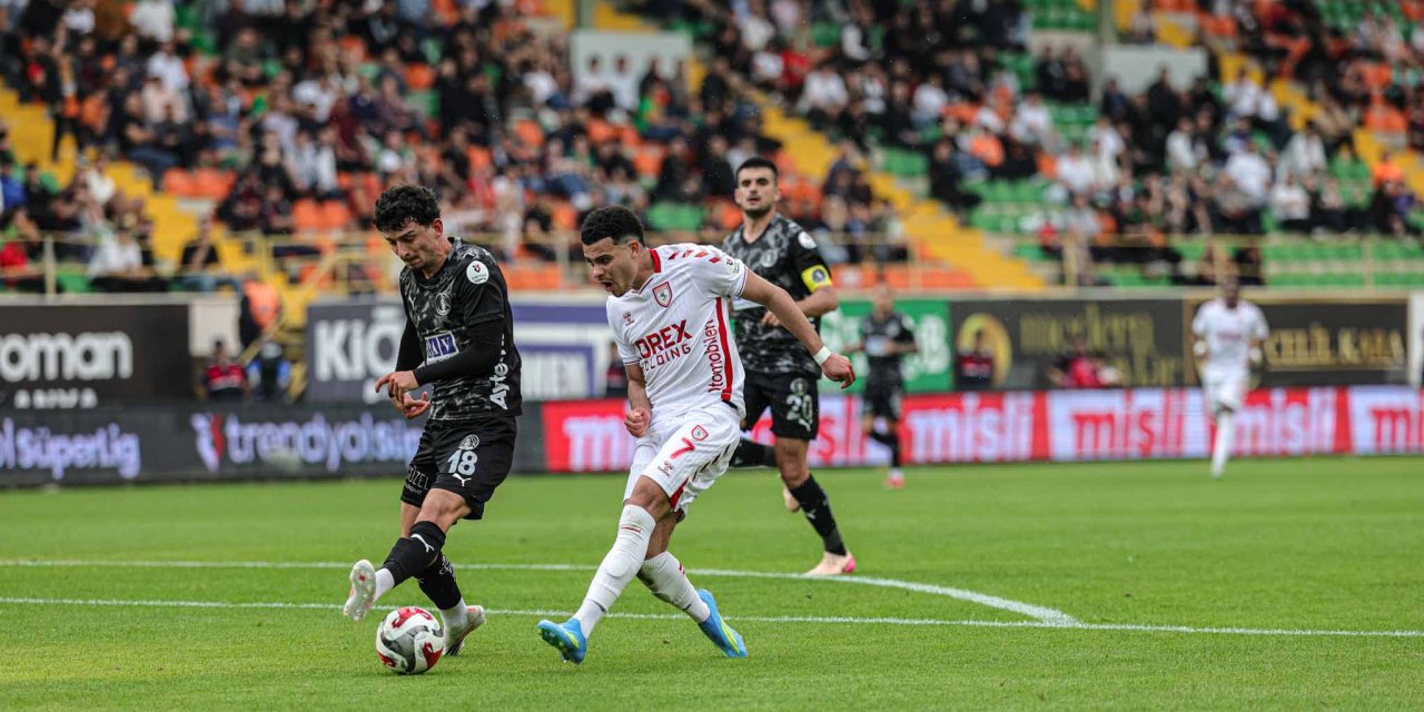 İlk golünü kaydetti