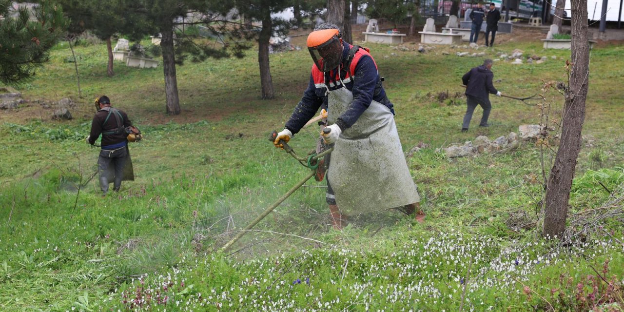 Mezarlıklarda temizlik çalışması yapıldı