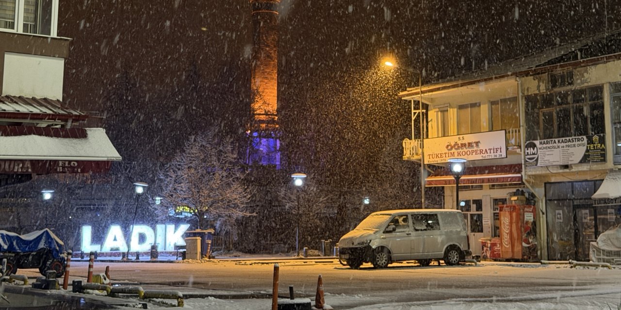 Ladik'te kar yağışı etkili oldu