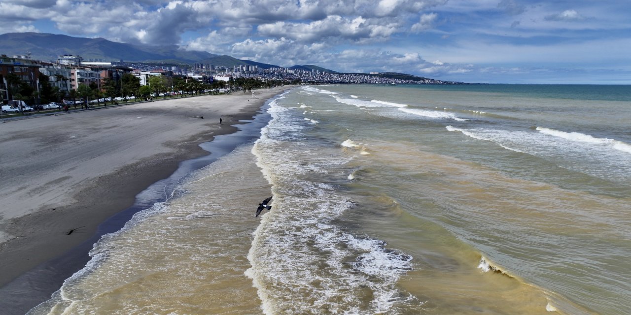 Samsun'da sağanaklar denizin rengini değiştirdi