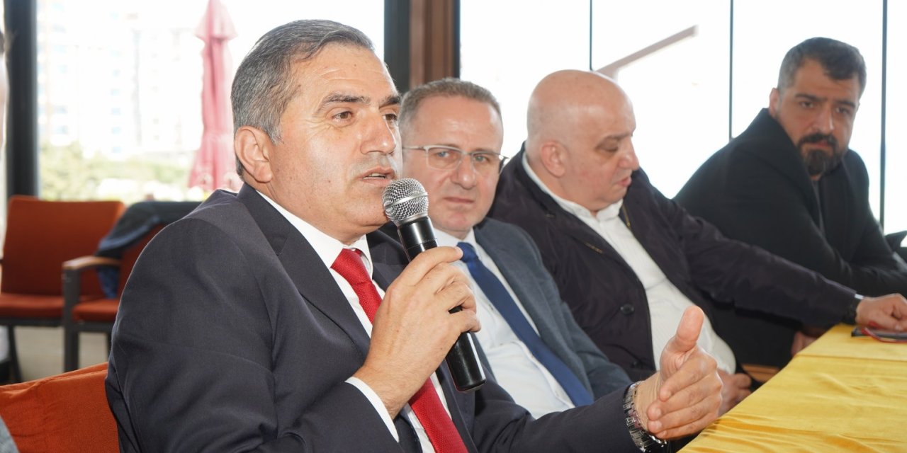 Gazetecilerle basın kahvaltısı programında bir araya geldi