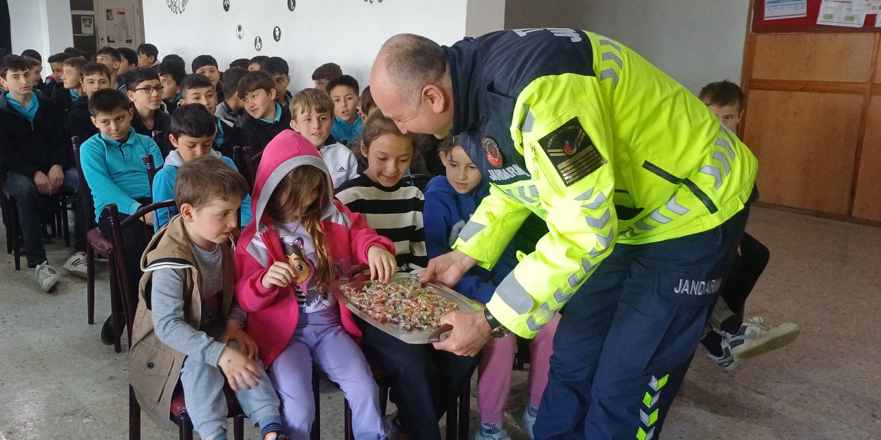Jandarma kırsal mahalle okullarında trafik eğitimi verdi