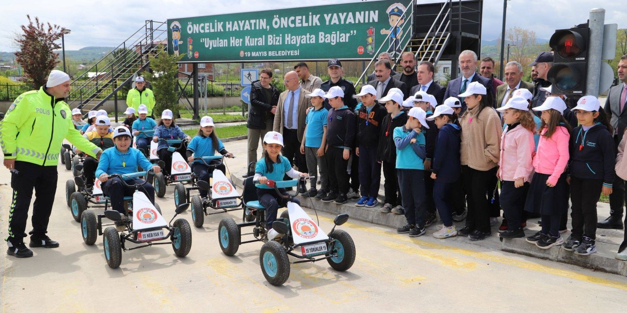‘Kırmızı düdük’ etkinliğinde protokol yaya oldu