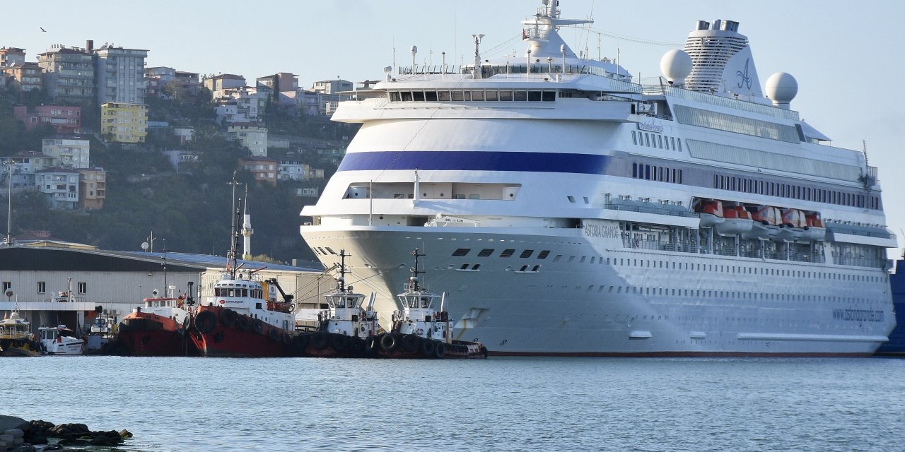 "Astoria Grande" kruvaziyeri 808 yolcusuyla Samsun'a geldi