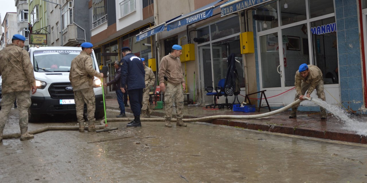 Jandarma yaraları sarmak için görev yapıyor