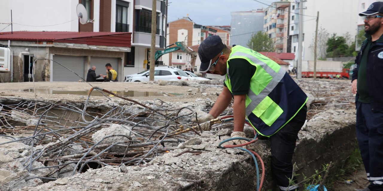 Dere üzerinde bulunan iş yerlerinin yıkımı başladı
