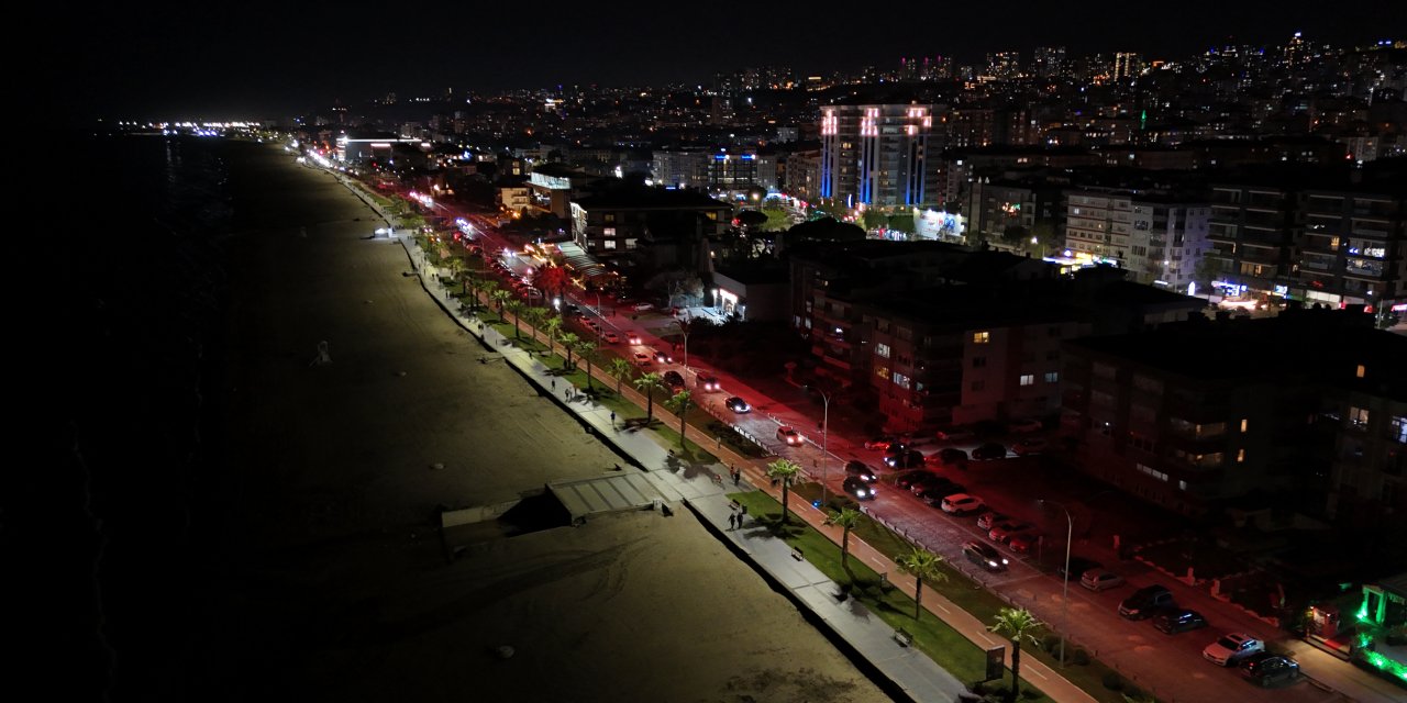 Atakum sahili kırmızı-beyaza büründü