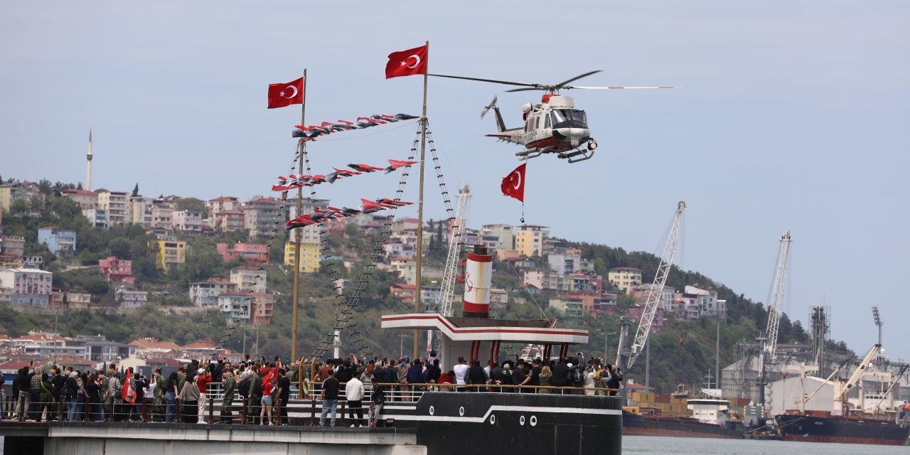 Türk bayrakları ve Atatürk posterleriyle süslenen gemiler geçiş töreni yaptı