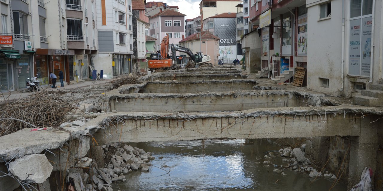 Dere üzerinde bulunan iş yerlerinin yıkımı tamamlanıyor