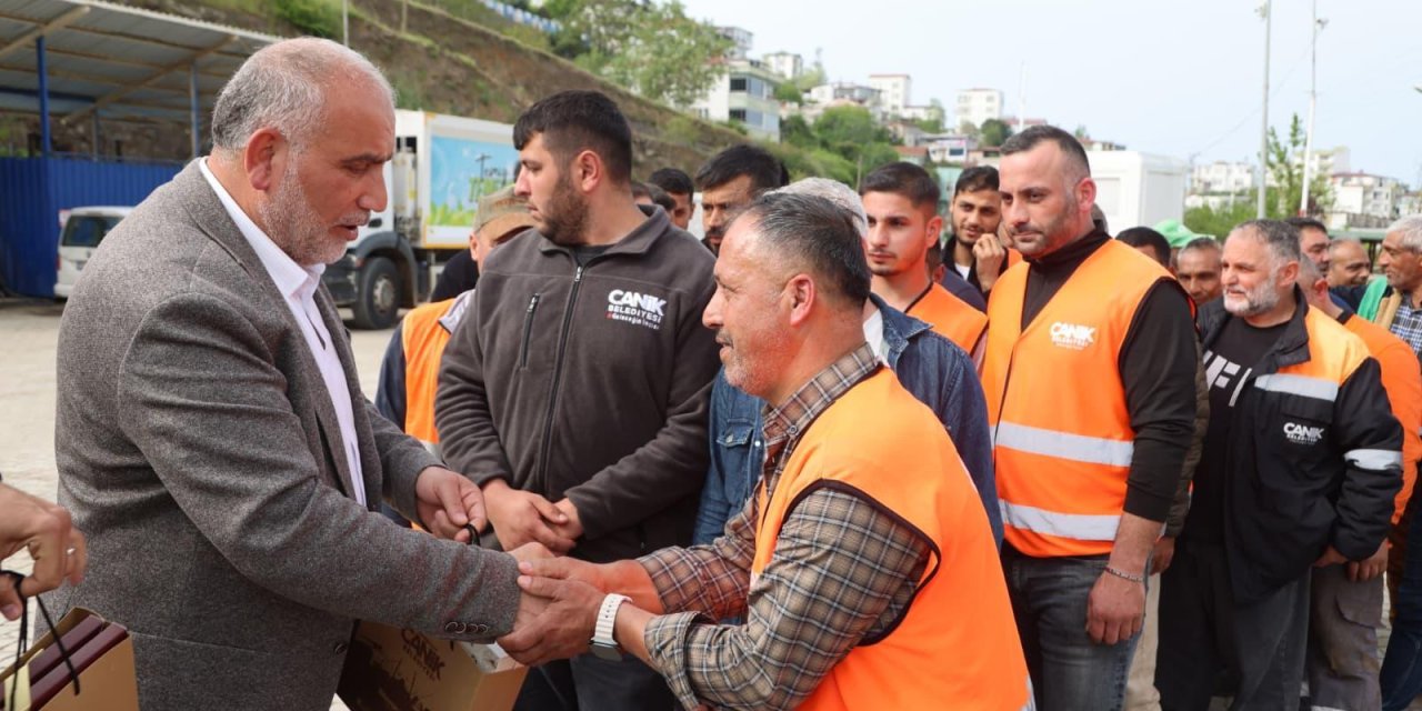 Başkan Sandıkçı personelle bayramlaştı