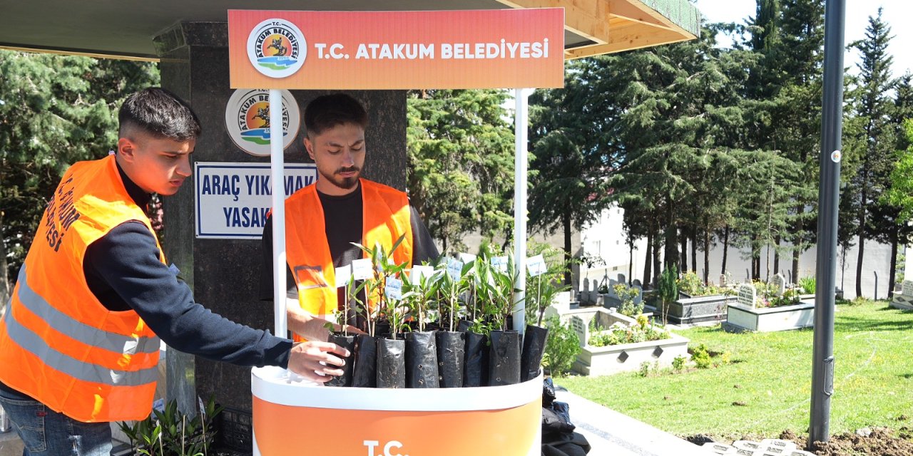 Atakum Belediyesi vatandaşlara çiçek dağıttı