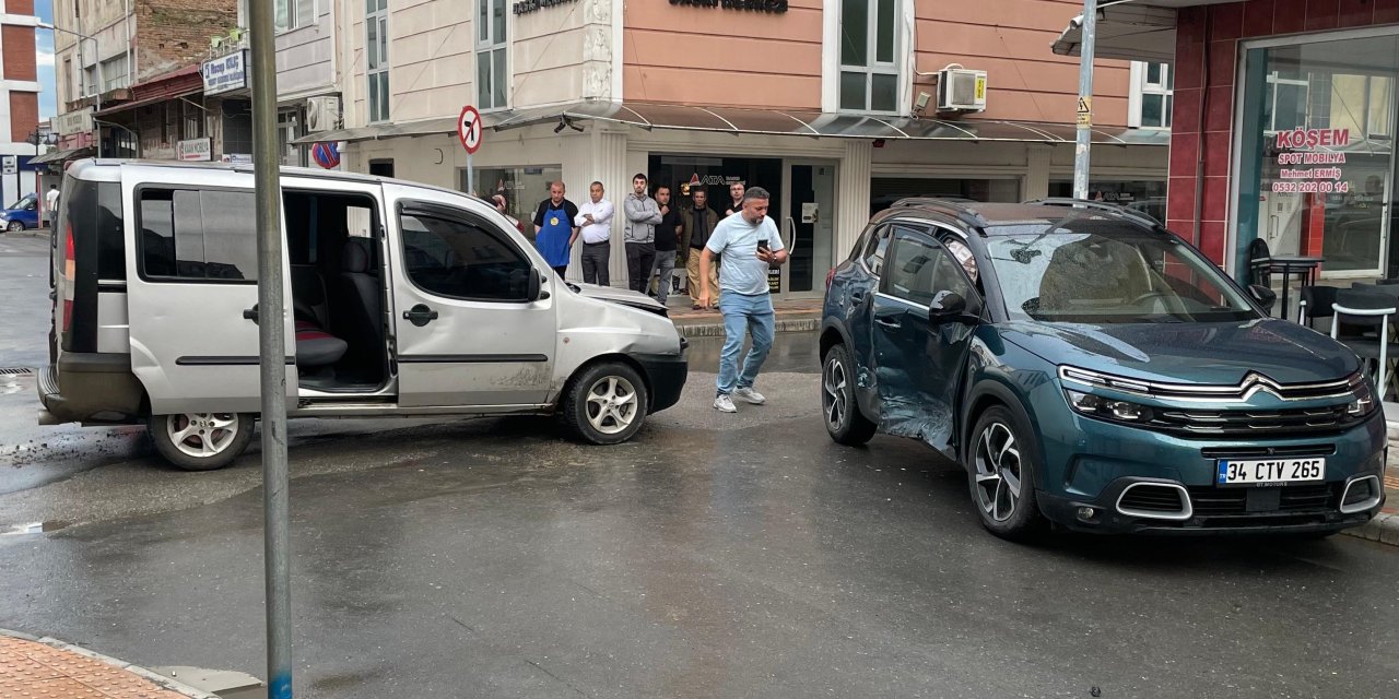 Otomobille hafif ticari aracın çarpıştığı kazada 7 kişi yaralandı