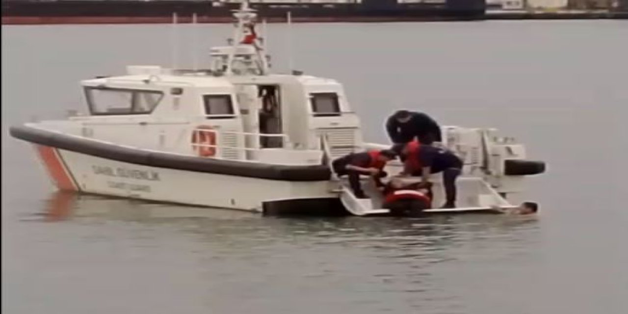 Denize atlayan kadını itfaiye eri kurtardı