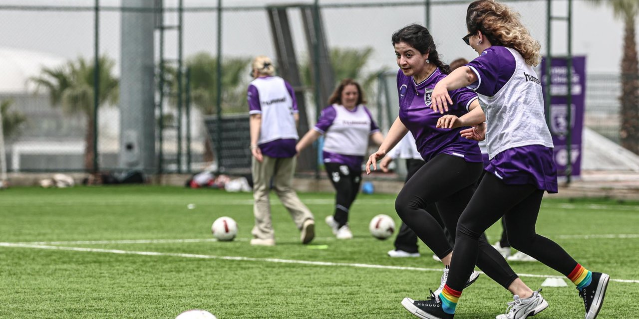 Mor forma ile 102 kadın futbolla buluştu