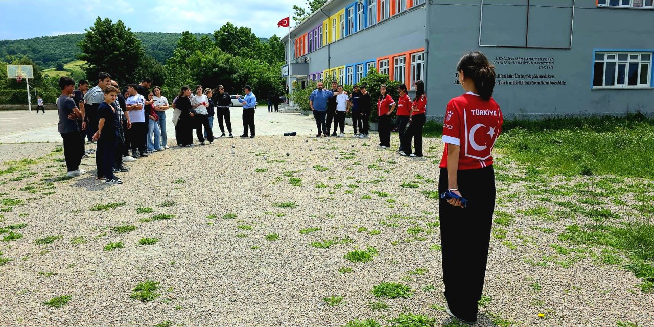 Köy okuluna anlamlı ziyaret