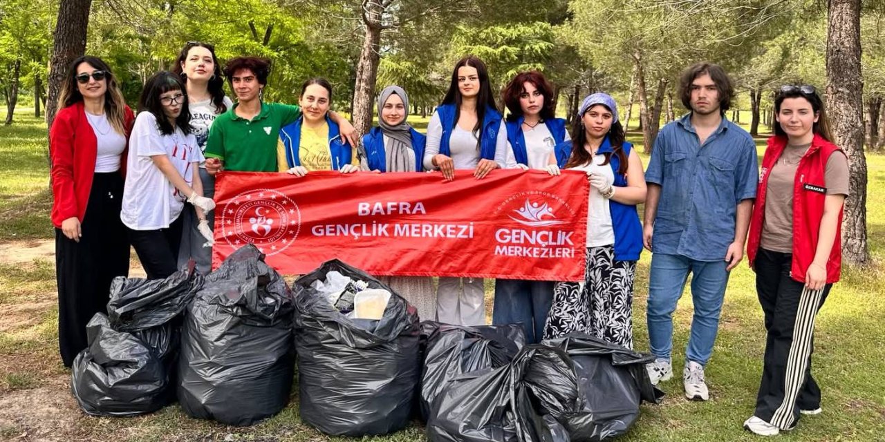 Samsun'da gönüllü gençler mesire alanını temizledi