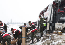 Yolcu otobüsü devrildi: 2 ölü