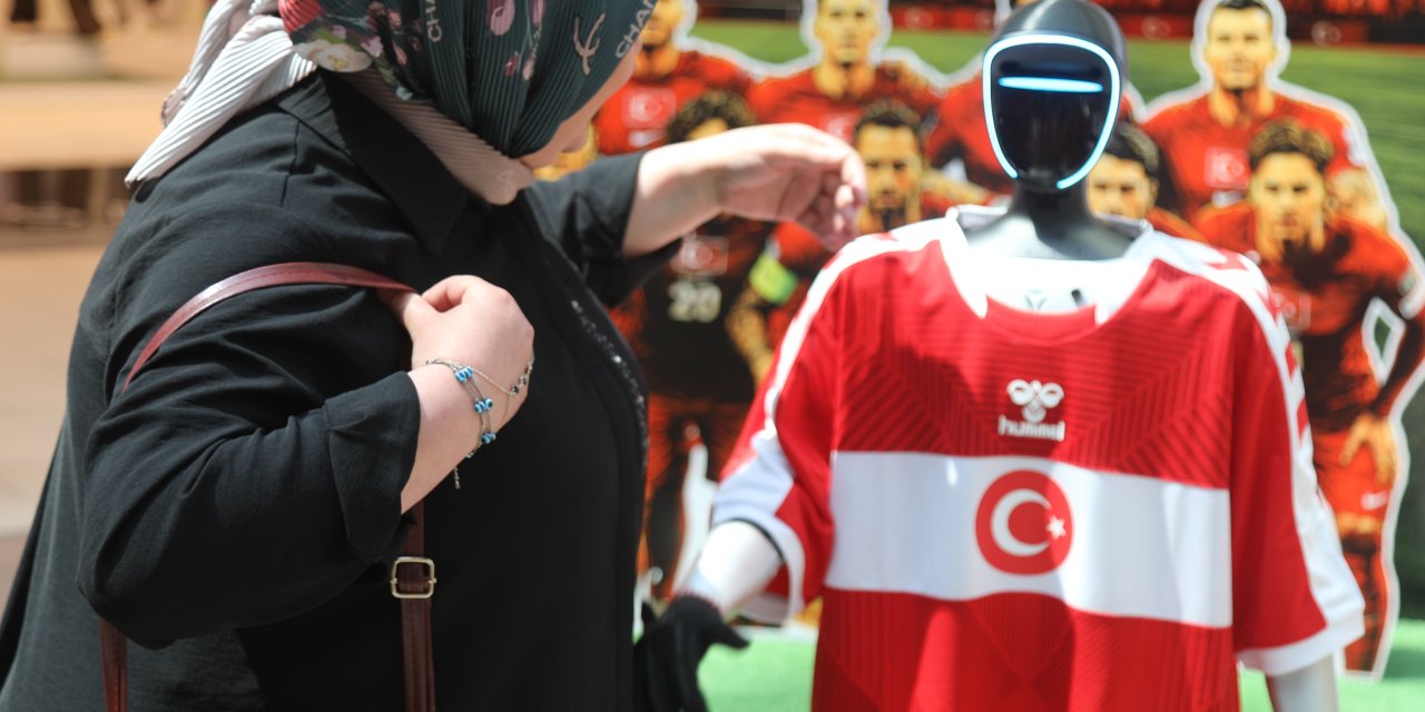 A Milli Futbol Takımı'nın formasını giyen robot CANİKMAN, kadınların üretimine destek oldu