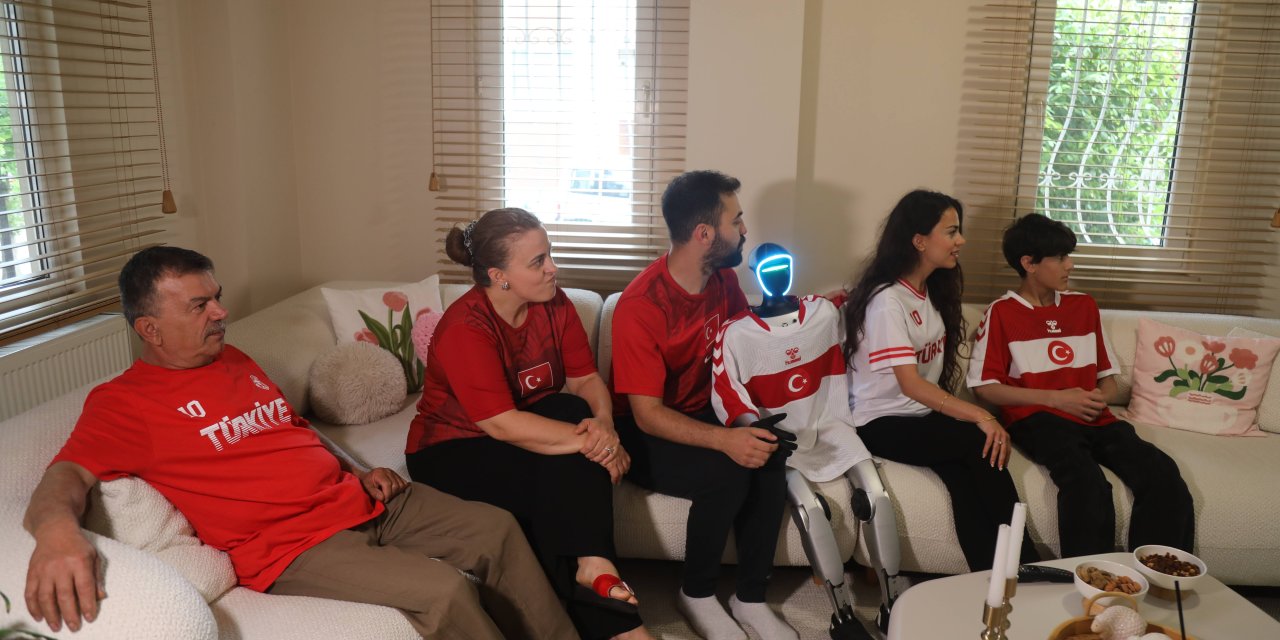 Milli maçı robot CANİKMAN ile izlediler