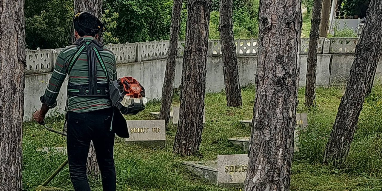 Köprübaşı Şehitliği'nde temizlik çalışması yapıldı