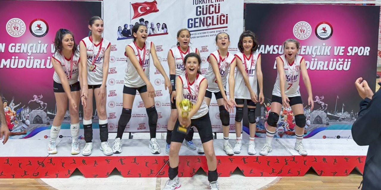 Kırmızı-beyazlı minikler göz doldurdu