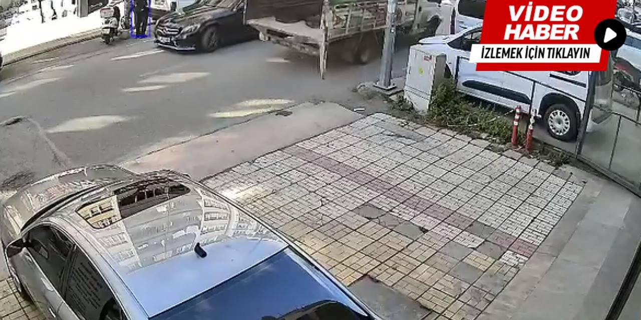 Kamyonetin kasa kapağı direğe çarptı
