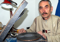 Eski radyoları teknolojiye uyarlıyor