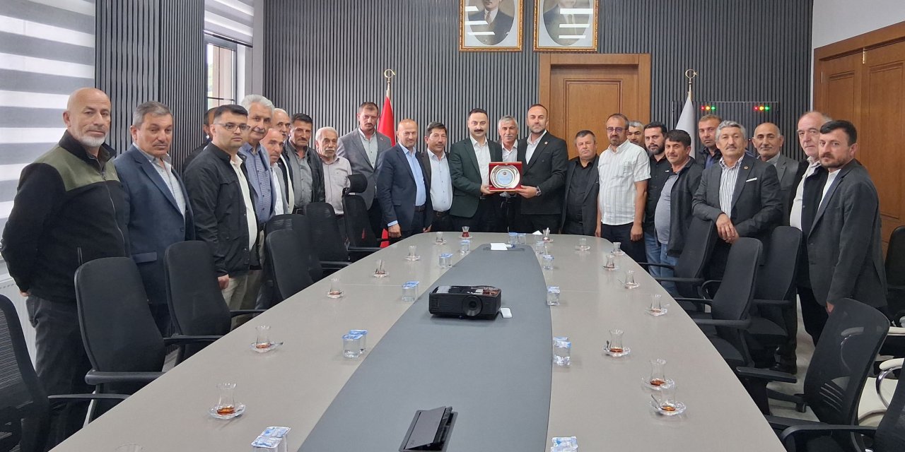 Kaymakam Ayvat'a muhtarlardan veda ziyareti