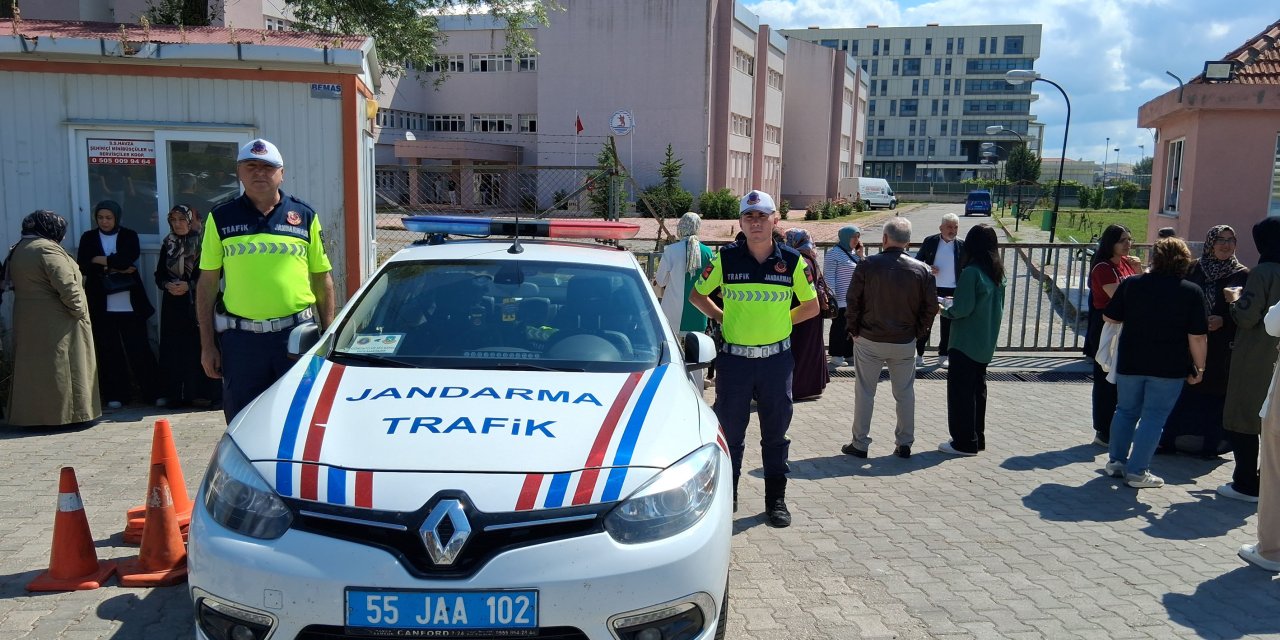Sınav için yanlış binaya giden öğrenciye jandarma yardımcı oldu