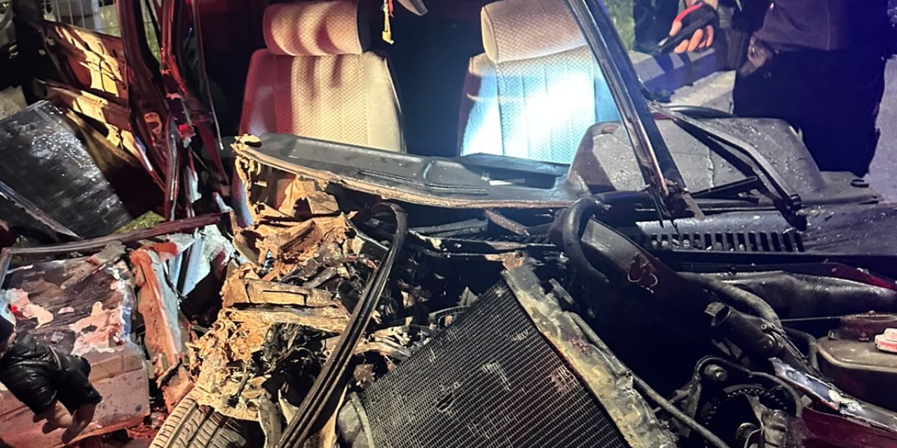 Park halindeki araçlara çarptı; 2'si ağır 3 yaralı