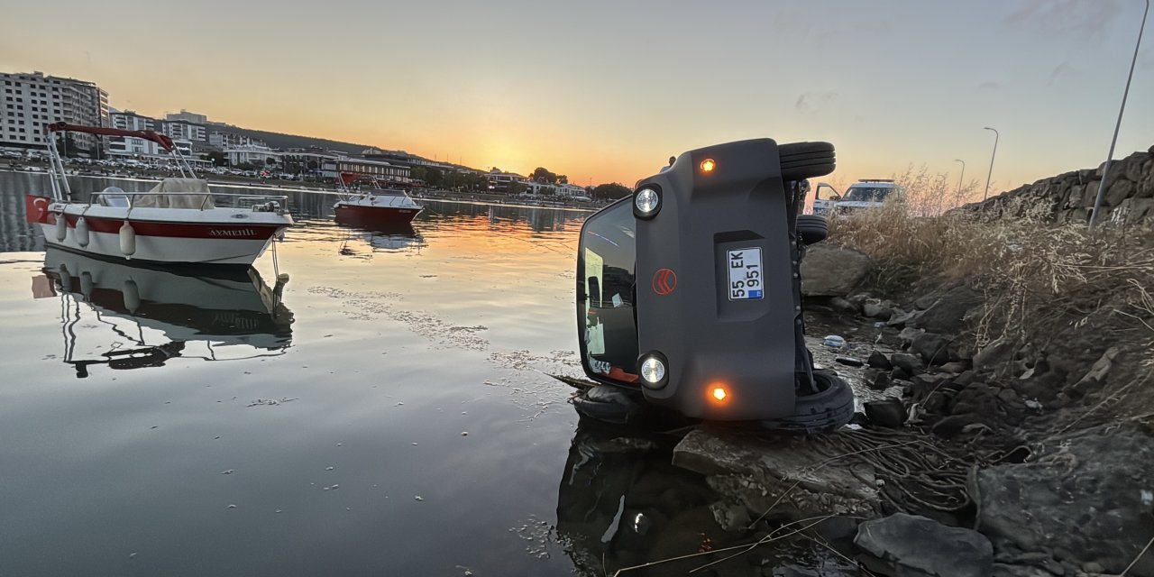 Elektrikli araç limandaki kayalıklara devrildi