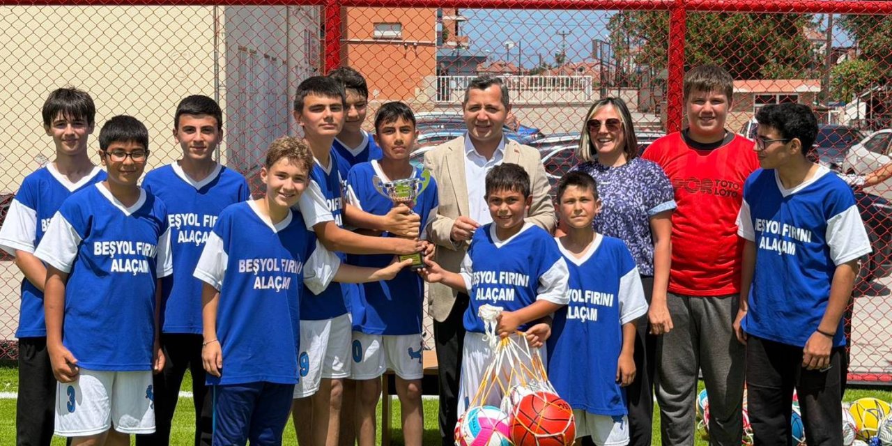 Ortaokullar arası futbol turnuvası tamamladı