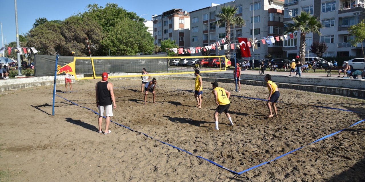 Plaj Voleybolu Turnuvası spor tutkunlarını sahilde buluşturdu