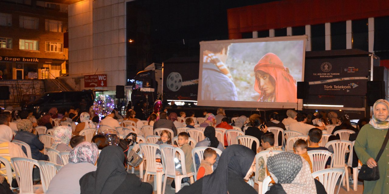 Açık hava konseri ve sinema gösterimi yapıldı
