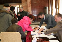 Ruslar, Büyükelçilikte oy kullandı