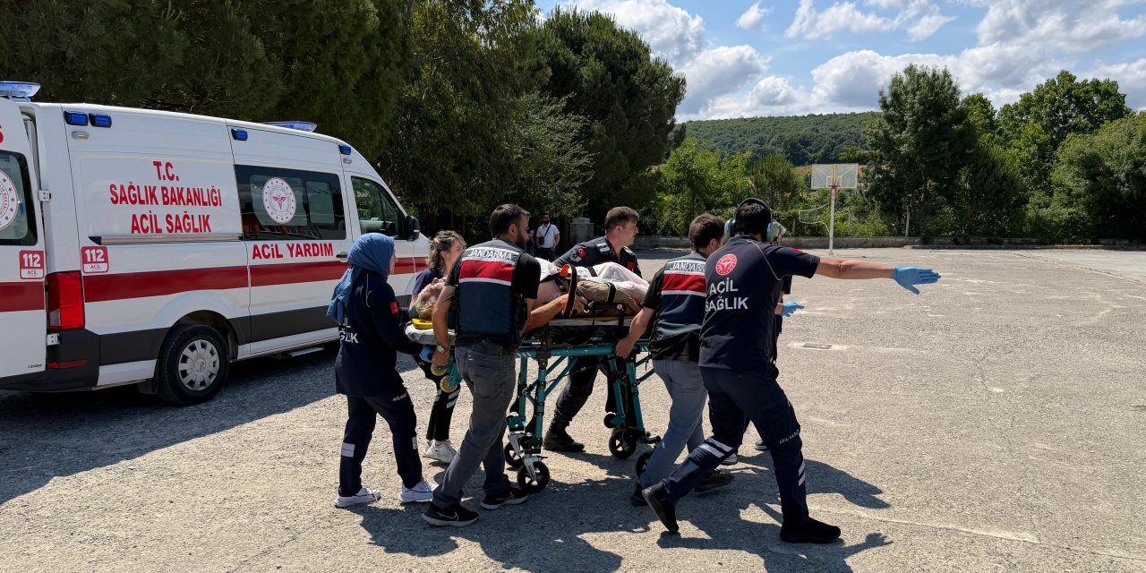 Yaralanan traktör sürücüsü ambulans helikopterle hastaneye kaldırıldı
