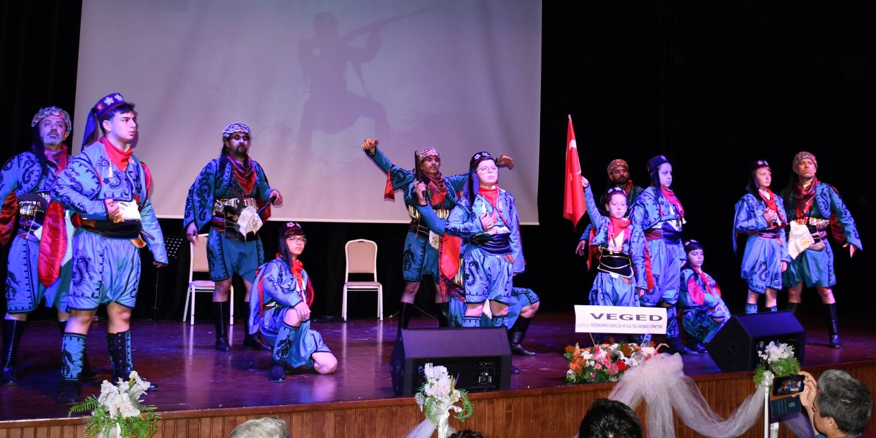 Gençlik ve Kültür Derneği Türk halk oyunları gösterisi sundu