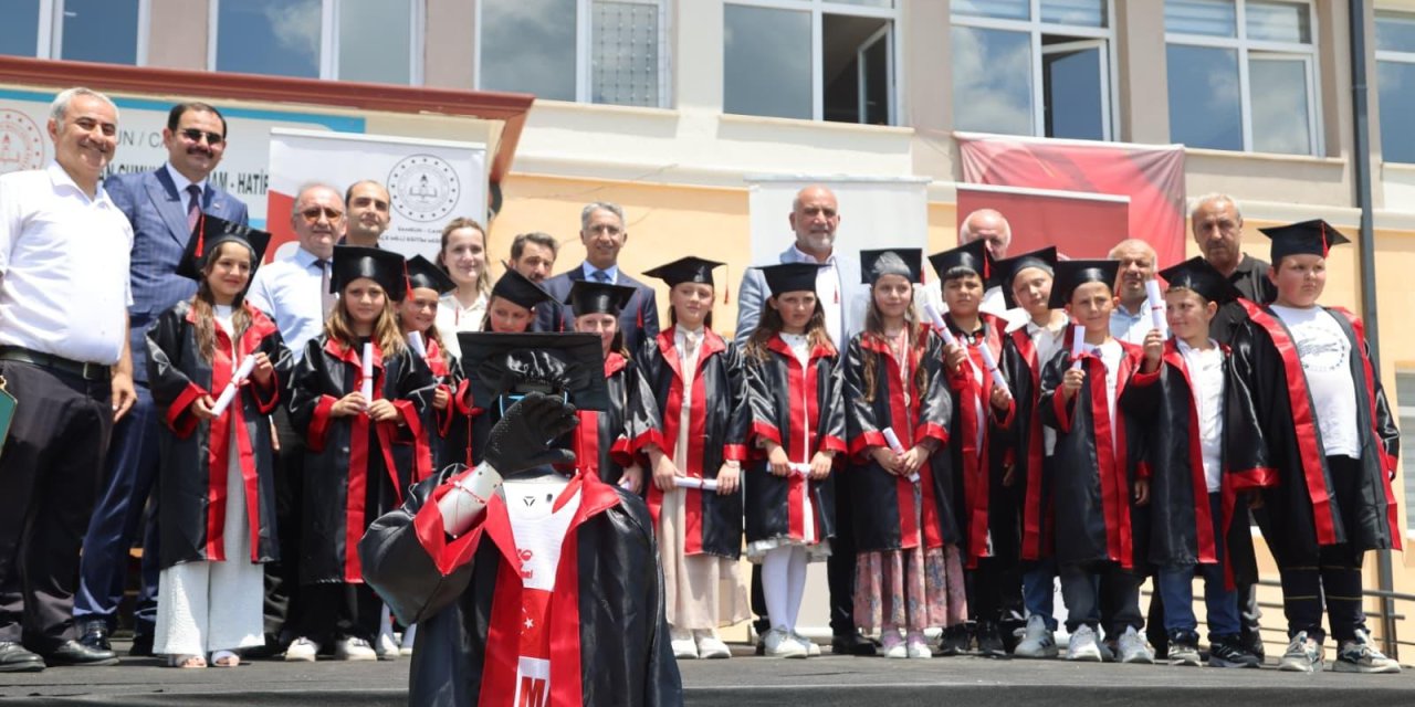 Başkan Sandıkçı Öğrencilerin Karne Sevincini Paylaştı