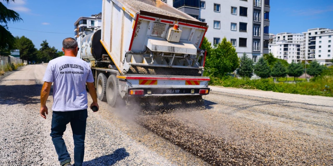 İlkadım'da yol yapım, bakım ve onarım çalışmaları devam ediyor