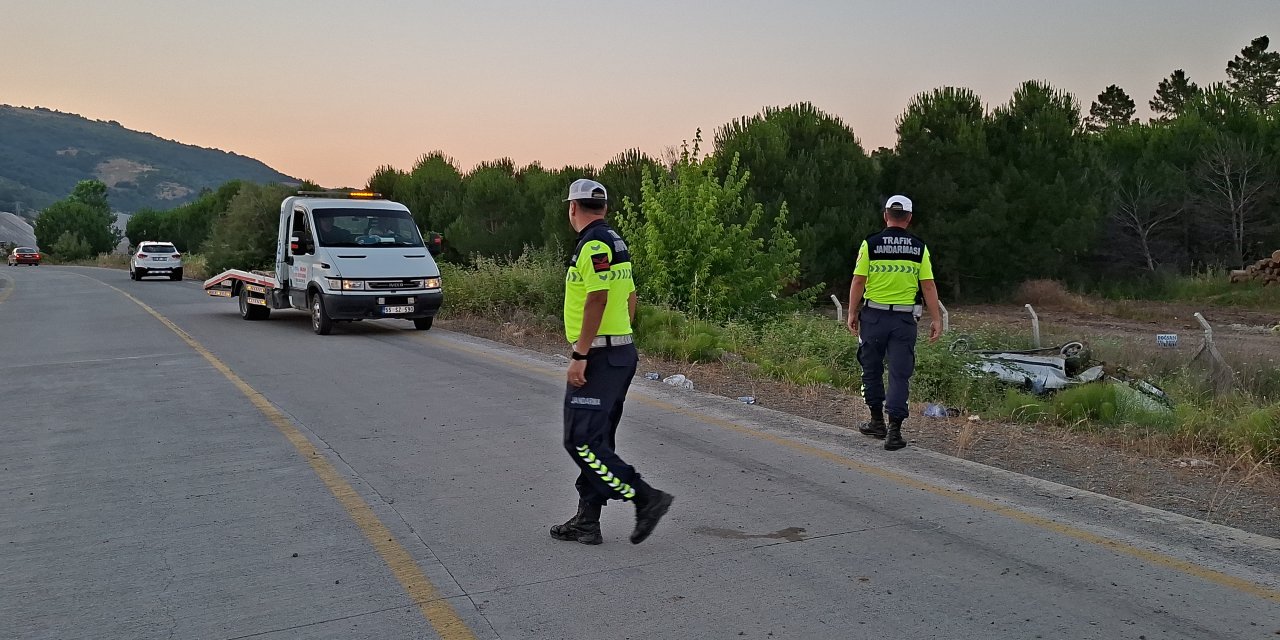 Şarampole devrilen otomobildeki 3 kişi yaralandı