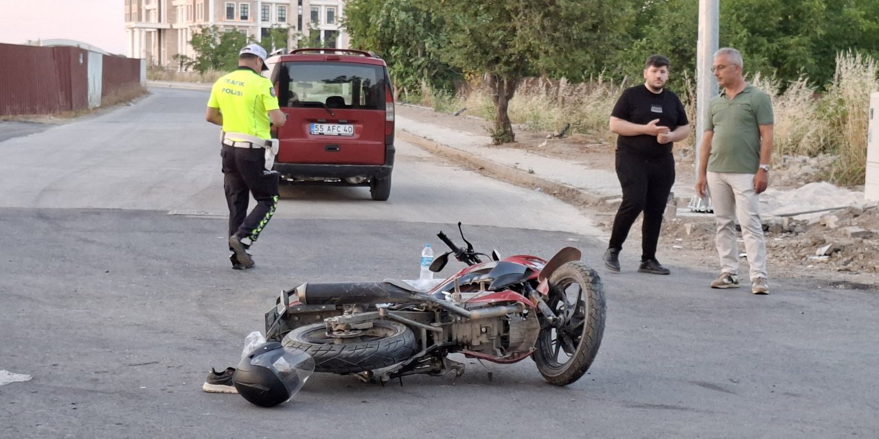 Hafif ticari araçla çarpışan motosikletteki 2 kişi yaralandı