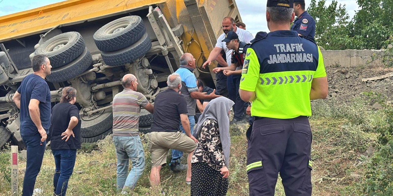 Devrilen kamyonun sürücüsü hayatını kaybetti